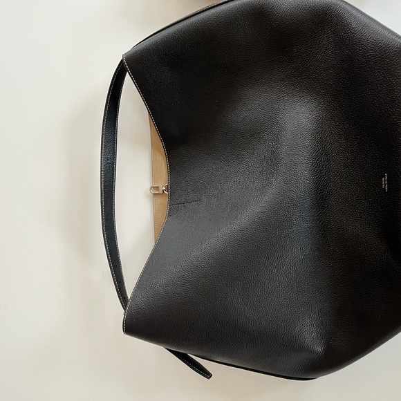 TOTEME Belted Leather Tote Bag - Picture 5 of 16